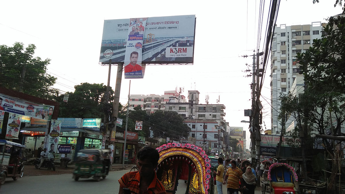 কুমিল্লা মহানগরে সড়কের ওপরে আছে একাধিক বিলবোর্ড। যেকোনো সময় ঘটতে পারে দুর্ঘটনা। ছবি: লেখক