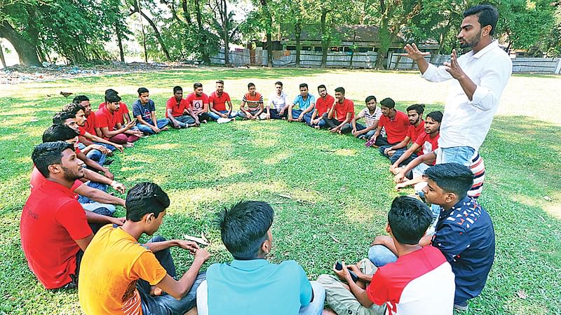 সেবা ফাউন্ডেশন নামের সংগঠনের মাধ্যমে অসহায়দের সেবা দিচ্ছে সিলেটের একদল তরুণ শিক্ষার্থী। চলছে তাঁদের সাংগঠনিক সভা। গতকাল সকালে পূর্ব জাফলংয়ে।  ছবি: প্রথম আলো