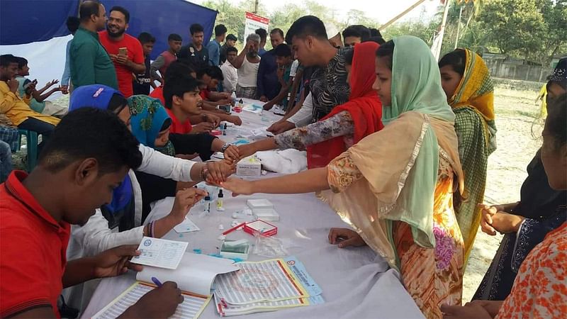 চট্টগ্রামের আনোয়ারায় রক্ত পরীক্ষা করছেন স্বেচ্ছাসেবকেরা। ছবি: সংগৃহীত