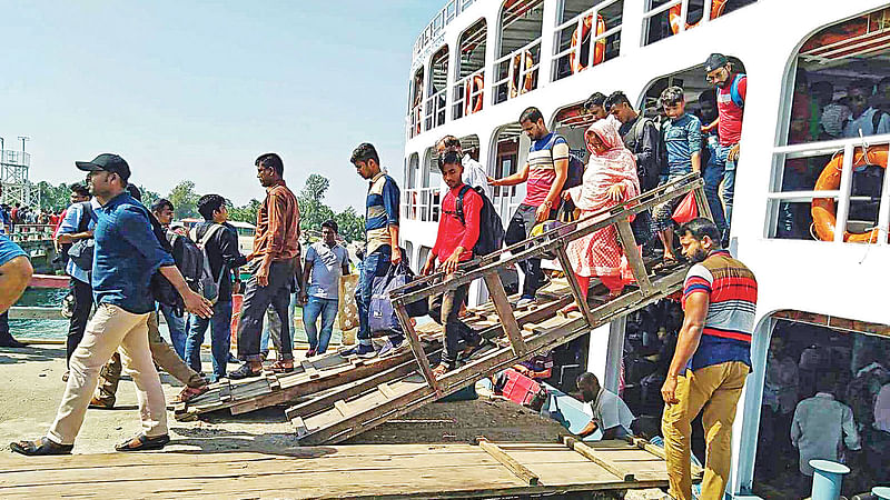 টেকনাফ-সেন্ট মার্টিন নৌপথে জাহাজ চলাচল শুরু হয়েছে। সেন্ট মার্টিন পৌঁছার পর জাহাজ থেকে নামছেন পর্যটকেরা। গতকাল দুপুরে   প্রথম আলো