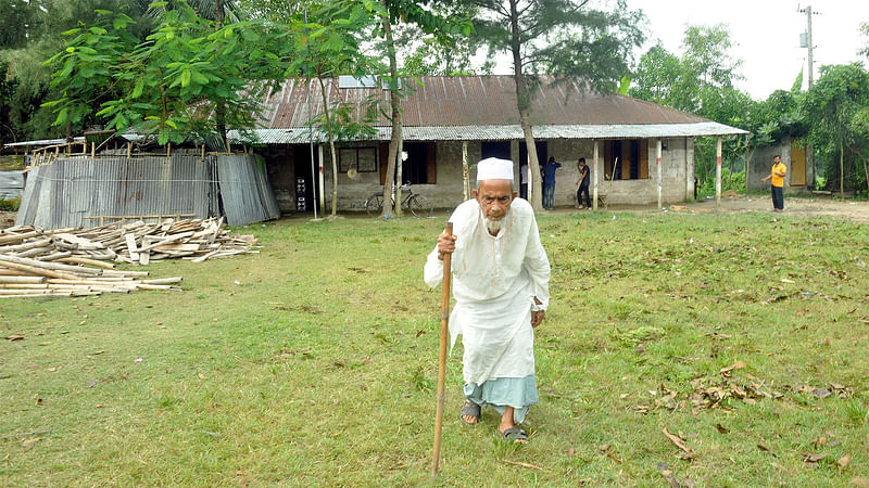 কুমিল্লার বরুড়া উপজেলার নলুয়া চাঁদপুর উচ্চ বিদ্যালয়টি প্রতিষ্ঠা করেন চা বিক্রেতা আবদুল খালেক। ছবিটি গত বৃহস্পতিবার সকালে তোলা। ছবি: প্রথম আলো