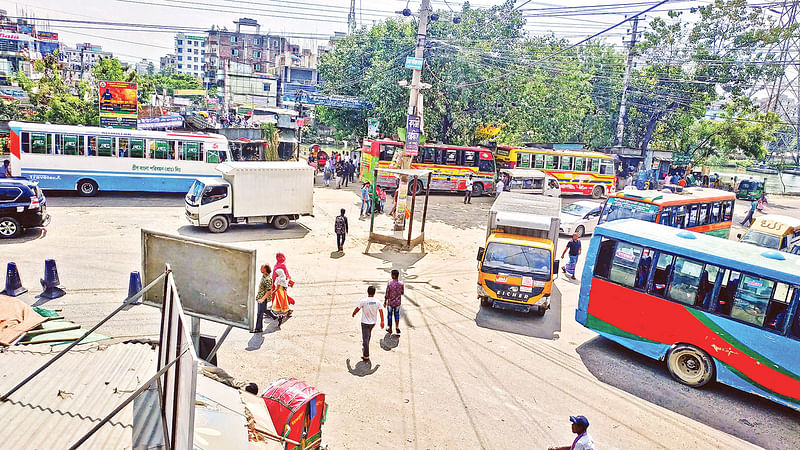 পথচারী পারাপারের ব্যবস্থা নেই ডেমরা স্টাফ কোয়ার্টার–সংলগ্ন চৌরাস্তায়।  প্রথম আলো