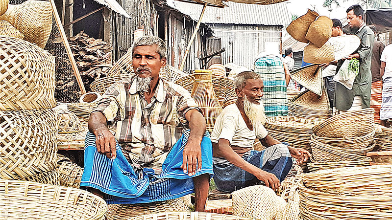 বাঁশ-বেতের তৈরি কৃষি ও অন্যান্য হস্তশিল্প পণ্যের পসরা সাজিয়ে বসেছেন বিক্রেতারা। বুধবার শ্রীপুর উপজেলার বরমী বাজারে।  ছবি: প্রথম আলো