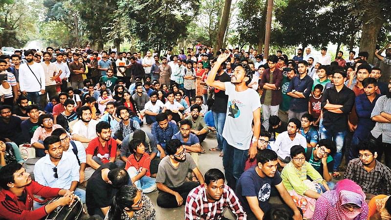 আবাসিক হল ছাড়ার নির্দেশনা থাকলেও উপাচার্যের অপসারণের দাবিতে জাহাঙ্গীরনগর বিশ্ববিদ্যালয়ের উপাচার্যের বাসভবনের কাছে আন্দোলনকারী শিক্ষার্থীদের বিক্ষুব্ধ অবস্থান। গতকাল বিকেল পাঁচটায়।  ছবি: তানভীর আহাম্মেদ