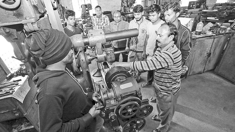 যুগের চাহিদা অনুযায়ী নতুন নতুন বিষয়ে কারিগরি শিক্ষা চালু করার উদ্যোগ নেওয়া প্রয়োজন। ছবি: প্রথম আলো