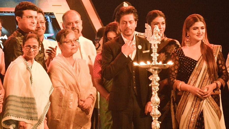 মঞ্চে প্রদীপ জ্বালিয়ে ২৫তম কলকাতা আন্তর্জাতিক চলচ্চিত্র উৎসব উদ্বোধন করেন শাহরুখ খান। এ সময় তাঁর পাশে ছিলেন আরও অনেকে। ছবি: ভাস্কর মুখার্জি