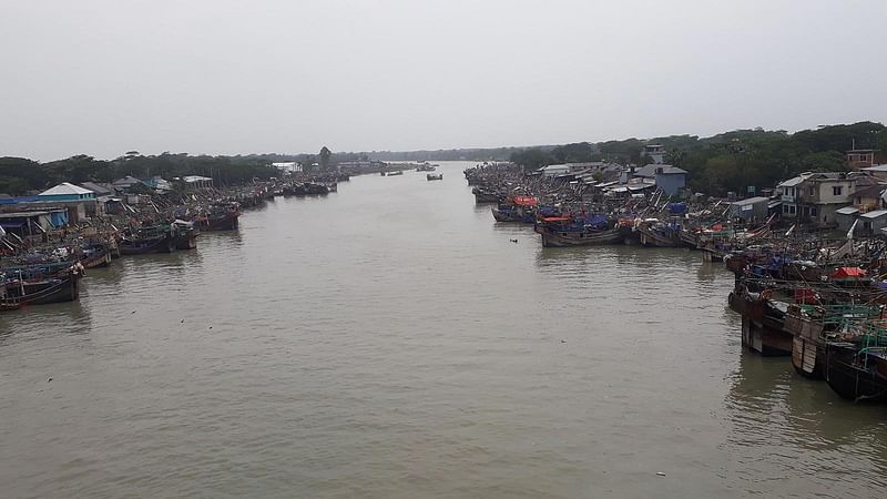 ঘূর্ণিঝড় বুলবুলের কারণে মাছধরার ট্রলারগুলো সাগরে টিকতে না পেরে উপকূলে নিরাপদ আশ্রয়ে অবস্থান নিয়েছে। কলাপাড়ার আলীপুর-মহিপুর মৎস্যবন্দরের শিববাড়িয়া নদীর ছবি। পটুয়াখালী, ৮ নভেম্বর। ছবি: শংকর দাস