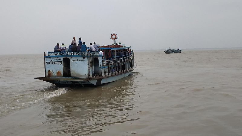 নিষেধাজ্ঞা অমান্য করেই দৌলতদিয়া থেকে যাত্রী নিয়ে লঞ্চ ছেড়ে গেছে। ছবি: এম রাশেদুল হক