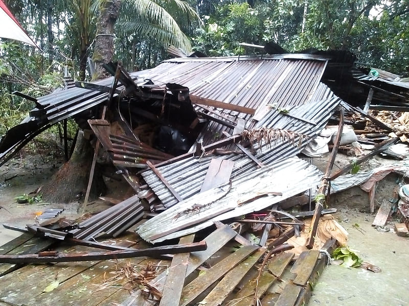 ভোরের আলো ফুটতেই দেখে মেলে বুলবুলের তাণ্ডবের চিত্র। কপালভেড়া গ্রামের বিভিন্ন জায়গায় এমনিভাবে টিনের বাড়িগুলো পড়ে থাকতে দেখা যায়। মির্জাগঞ্জ, পটুয়াখালী, ১১ নভেম্বর। ছবি: মো. জাকির হোসাইন