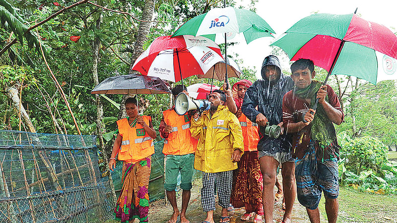 ঘূর্ণিঝড় বুলবুল থেকে রক্ষা পেতে এলাকার মানুষকে আশ্রয়কেন্দ্রে যেতে মাইকিং করছেন সিপিবির সদস্যরা। গতকাল দুপুরে খুলনার দাকোপ উপজেলার পানখালি এলালায়।  ছবি: সাদ্দাম হোসেন