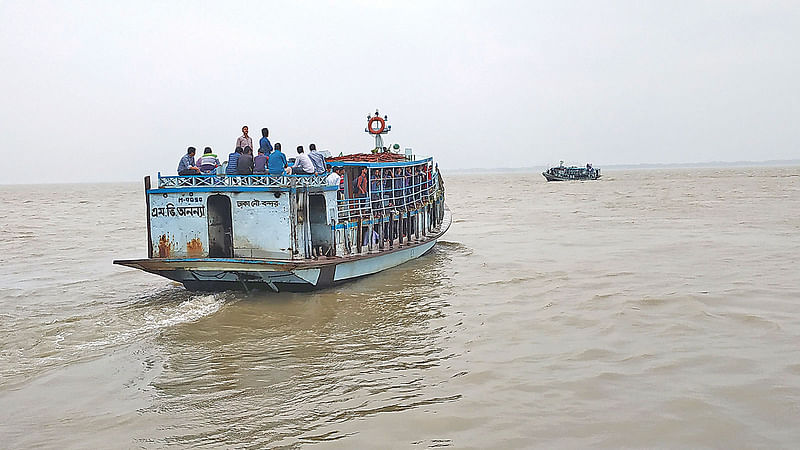 ঘূর্ণিঝড় বুলবুলের কারণে দুর্যোগপূর্ণ আবহাওয়ার মধ্যে দৌলতদিয়া-পাটুরিয়া নৌপথে লঞ্চ চলাচল নিষিদ্ধ ছিল। এই নিষেধাজ্ঞা উপেক্ষা করে গতকাল দৌলতদিয়া ঘাট থেকে লঞ্চ ছেড়েছে।  ছবি: প্রথম আলো