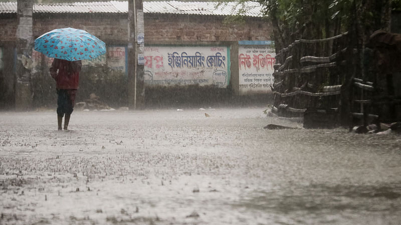 ঘূর্ণিঝড় বুলবুলের প্রভাবে সমুদ্রবন্দরগুলোতে ১০ নম্বর মহাবিপৎসংকেত দেওয়া হয়েছে। রাত থেকেই ঝোড়ো বাতাসের সঙ্গে বৃষ্টি হচ্ছে। বরিশাল নগরের অলিগলিগুলোতে সৃষ্টি হয়েছে জলাবদ্ধতা। পলিটেকনিক রোড, বরিশাল, ১০ নভেম্বর। ছবি: সাইয়ান