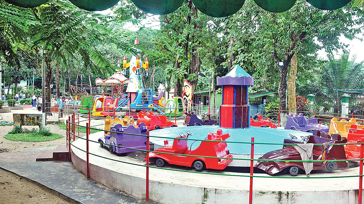 কুমিল্লা নগর শিশু উদ্যানে অপরিকল্পিতভাবে নানা ধরনের রাইড স্থাপন করা হচ্ছে। গতকাল বেলা ১১টায়।  ছবি: প্রথম আলো
