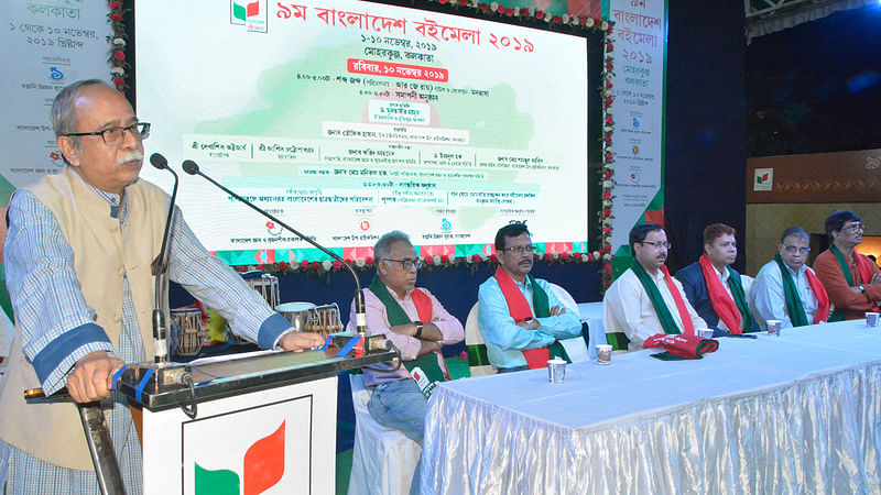 কলকাতায় আয়োজিত ‘৯ম বাংলাদেশ বইমেলা-২০১৯’-এর শেষ দিনে বক্তব্য রাখছেন অধ্যাপক মুনতাসীর মামুন। ছবি: ভাস্কর মুখার্জি