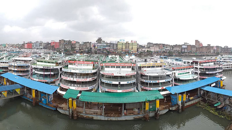 আবহাওয়া স্বাভাবিক হওয়ায় ঢাকা নদী বন্দর থেকে নৌপথে চলাচল শুরু হয়েছে। প্রথম আলো ফাইল ছবি