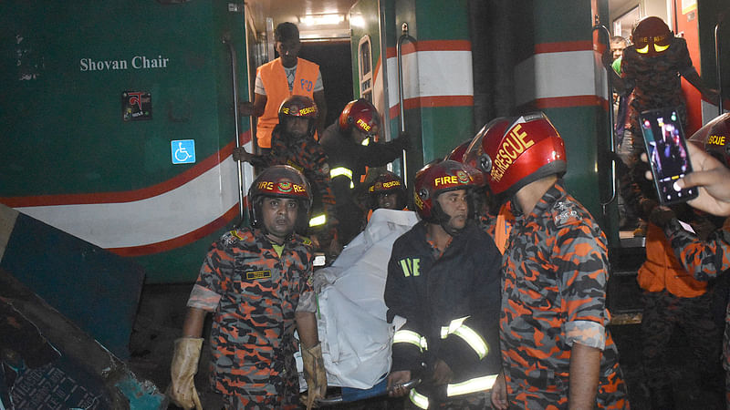 দিবাগত রাত তিনটার দিকে দুই ট্রেনের মধ্যে সংঘর্ষ হয়।