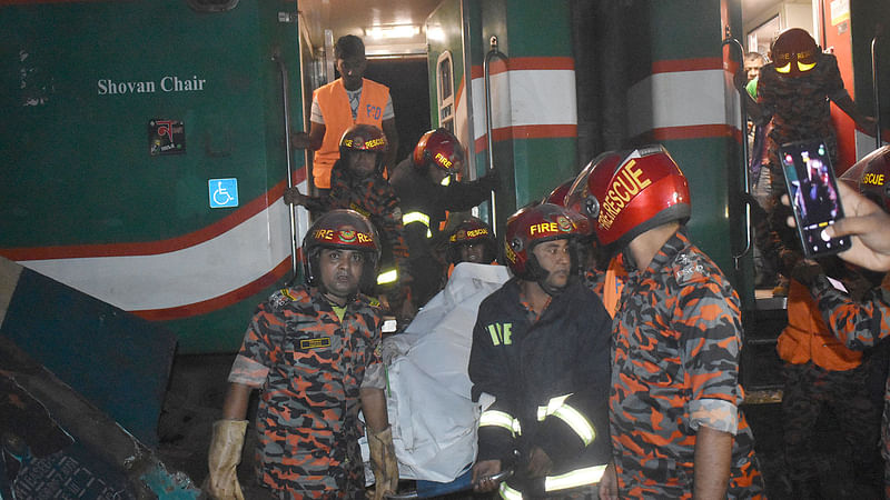 দুর্ঘটনার পর উদ্ধার তৎপরতায় ফায়ার সার্ভিসের কর্মীরা। ছবি: সোহরাব হোসেন