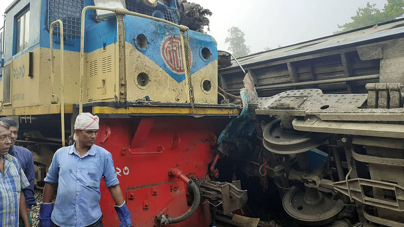 কসবা উপজেলার মন্দবাগে চট্টগ্রাম থেকে ঢাকাগামী তূর্ণা নিশীথা ও সিলেট থেকে চট্টগ্রামগামী উদয়ন এক্সপ্রেস ট্রেন দুটির মধ্যে সংঘর্ষ হয়। ঘটনাস্থলে চলছে উদ্ধারকাজ। ছবি: শাহাদৎ হোসেন