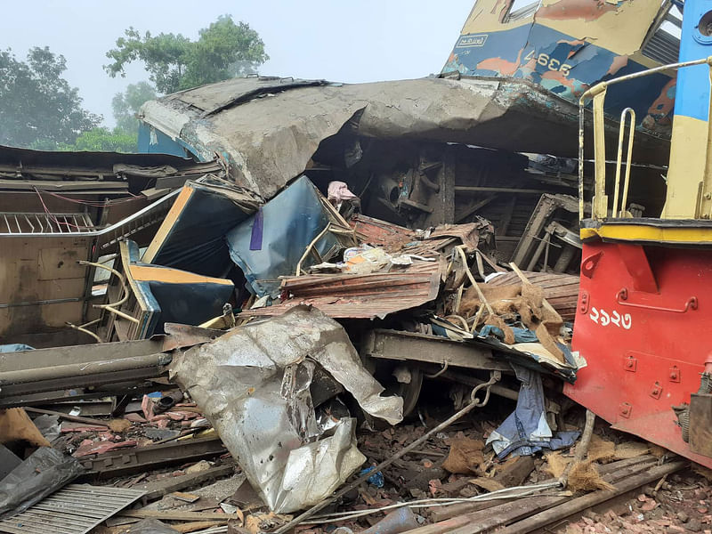 ব্রাহ্মণবাড়িয়ার কসবায় দুই ট্রেনের সংঘর্ষের পর ভেঙে চুরমার একাংশ। ছবি: শাহাদৎ হোসেন