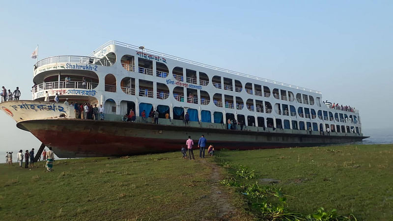 মেঘনা নদীর চরে আটকা পড়া লঞ্চ ‘এম ভি শাহরুখ-২’। আজ বুধবার সকাল পৌনে ১০টায় তোলা ছবি। ছবি: প্রথম আলো