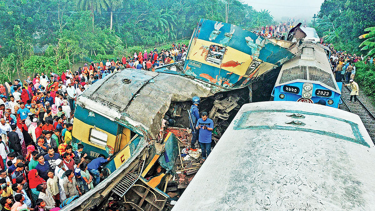 ঢাকাগামী আন্তনগর ট্রেন তূর্ণা নিশীথা সংকেত অমান্য করে চট্টগ্রামগামী আন্তনগর উদয়ন এক্সপ্রেসকে প্রচণ্ড বেগে ধাক্কা দেয়। এতে উদয়ন এক্সপ্রেসের বিধ্বস্ত হয় কয়েকটি বগি। গতকাল সকাল সাড়ে ছয়টায় ব্রাহ্মণবাড়িয়ার কসবা উপজেলার মন্দবাগ রেলস্টেশন এলাকায়।  ছবি: এম সাদেক