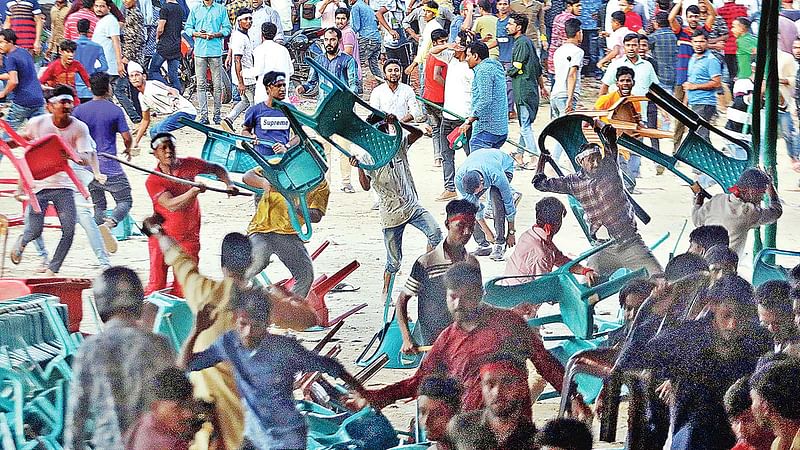 যুবলীগের প্রতিষ্ঠাবার্ষিকী উপলক্ষে চট্টগ্রামের লালদিঘি মাঠে আয়োজন করা হয় আলোচনা সভা। একপর্যায়ে কর্মীদের দুপক্ষের মধ্যে চেয়ার ছোড়াছুড়ির ঘটনা ঘটে। গতকাল বিকেলে। সৌরভ দাশ