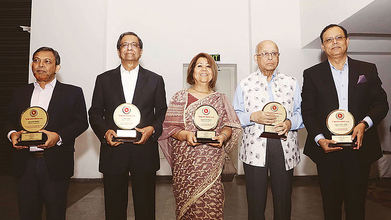 সংবাদপত্র ও সাংবাদিক শ্রেণিতে সেরা করদাতা পুরস্কার দিয়েছে এনবিআর। অনুষ্ঠানে ক্রেস্ট হাতে (বাঁ থেকে) ট্রান্সক্রাফটের পক্ষে কামরুল হাসান, মিডিয়াস্টারের পক্ষে মতিউর রহমান, মিডিয়া ওয়ার্ল্ডের পক্ষে রোকিয়া আফজাল রহমান, চট্টগ্রাম থেকে প্রকাশিত দৈনিক আজাদীর সম্পাদক মোহাম্মদ আবদুল মালেক ও জ্যেষ্ঠ সাংবাদিক মনজুরুল আহসান বুলবুল। গতকাল রাজধানীর র‌্যাডিসন হোটেলে।  ছবি: প্রথম আলো