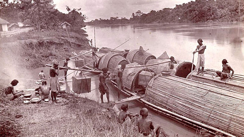 ভারতবর্ষে পূর্ণাঙ্গরূপে রেল যোগাযোগ স্থাপিত হওয়ার আগে চা পরিবহনের জন্য ব্যবহৃত বাঁশের নৌকা। শ্রমিকেরা নৌকায় চায়ের বাক্স তুলছেন। ছবিটি ১৮৬৩ সালে প্রতিষ্ঠিত কলকাতার প্রথম স্টুডিও ‘বোর্ন অ্যান্ড সেফার্ড’–এর সংগ্রহ থেকে নেওয়া।