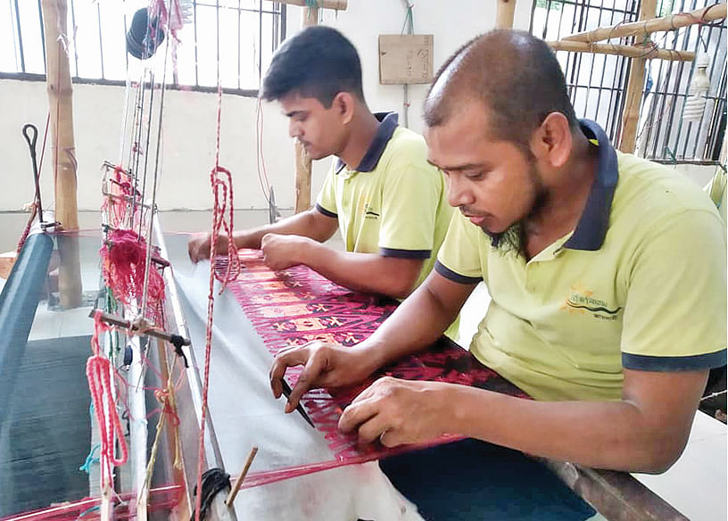 নারায়ণগঞ্জ জেলা কারাগারে বন্দীদের নিপুণ হাতে তৈরি হচ্ছে বাহারি নকশার জামদানি। সম্প্রতি তোলা ছবি।  প্রথম আলো