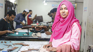 রাজধানীর হাজারীবাগের কারখানায় মাকসুদা খাতুন। ছবি: জাহিদুল করিম
