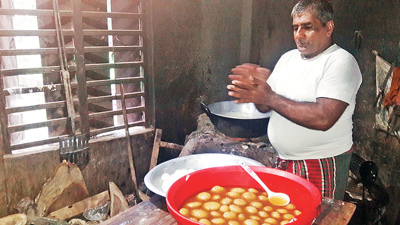 বানানো হচ্ছে পাঁজিয়ার রসগোল্লা।  ছবি: প্রথম আলো