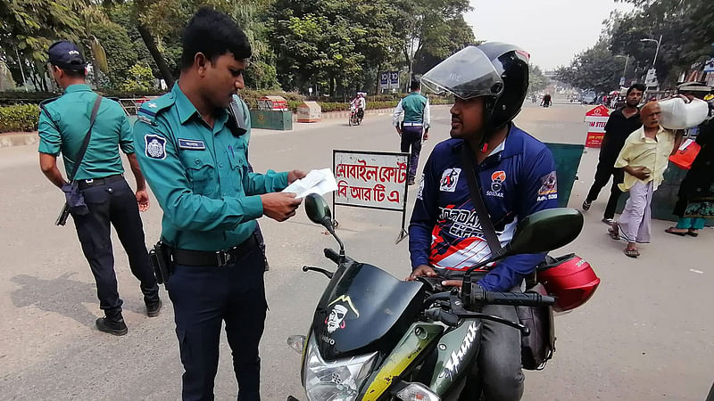 নতুন সড়ক পরিবহন আইনের আওতায় বাংলাদেশ সড়ক পরিবহন কর্তৃপক্ষ (বিআরটিএ) ভ্রাম্যমাণ আদালত পরিচালনা করছে। মানিক মিয়া অ্যাভিনিউ, ঢাকা, ১৮ নভেম্বর। ছবি: সাজিদ হোসেন