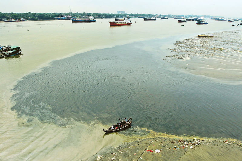 চট্টগ্রাম নগরের ১৬টি প্রধান খাল দিয়ে প্রতিদিন পয়ো ও গৃহস্থালির বর্জ্য কর্ণফুলী নদীতে গিয়ে মিশছে। সম্প্রতি চট্টগ্রামের কর্ণফুলী সেতু এলাকায়।  ছবি: সৌরভ দাশ