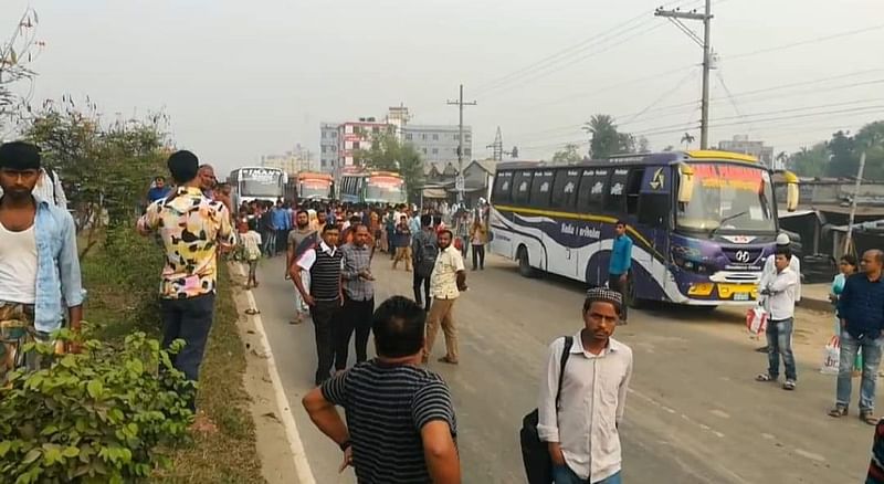 গাজীপুরের শ্রীপুরে ঢাকা-ময়মনসিংহ মহাসড়কের মাওনা উড়ালসড়কের দক্ষিণ পাশে একঘণ্টা সড়ক অবরোধ করে পরিবহন শ্রমিকেরা। শ্রীপুর, গাজীপুর, ১৯ নভেম্বর। ছবি: সাদিক মৃধা