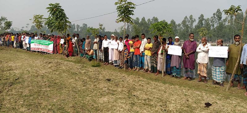 নদী রক্ষা ও অবৈধ দখল উচ্ছেদের দাবিতে মানববন্ধন ও সমাবেশ করেছেন এলাকাবাসী। চাকিরপশা, রাজারহাট, কুড়িগ্রাম, ১৮ নভেম্বর। ছবি: সংগৃহীত