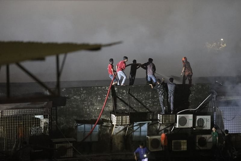 রাজধানীর টিকাটুলিতে রাজধানী সুপার মার্কেটে অগ্নিকাণ্ডের ঘটনা ঘটে। ফায়ার সার্ভিসের কর্মীরা আগুন নেভানোর কাজ করছেন। ঢাকা, ২০ নভেম্বর। ছবি: দীপু মালাকার