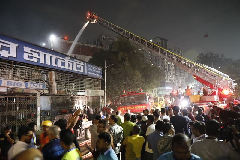 সন্ধ্যা পাঁচটার দিকে আগুন লাগে রাজধানীর টিকাটুলিতে রাজধানী সুপার মার্কেটে। খবর পাওয়ার আট মিনিটের মধ্যেই ফায়ার সার্ভিস চলে আসে। ছবি: দীপু মালাকার