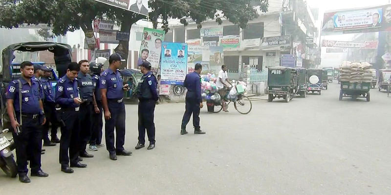 সাবেক সাংসদ আমানুর রহমান খান রানার বড় ভাই আমিনুর রহমান খান বাপ্পীর মৃত্যুবার্ষিকী পালনের কর্মসূচিকে কেন্দ্র করে উত্তেজনা সৃষ্টি হওয়ায় বৃহস্পতিবার থেকে তিন দিন টাঙ্গাইলে ১৪৪ ধারা জারি করেছে প্রশাসন। শহরের বিভিন্ন মোড়ে পুলিশ মোতায়েন করা হয়েছে। ছবিটি আজ সকালে নিরালার মোড় থেকে তোলা। ছবি: কামনাশীষ শেখর