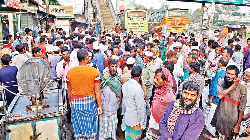 এক বেলার জন্য তাঁরা বিক্রি হন। গত বৃহস্পতিবার সকালে কুমিল্লার দাউদকান্দি উপজেলার গৌরীপুর বাসস্ট্যান্ডে।  ছবি: প্রথম আলো