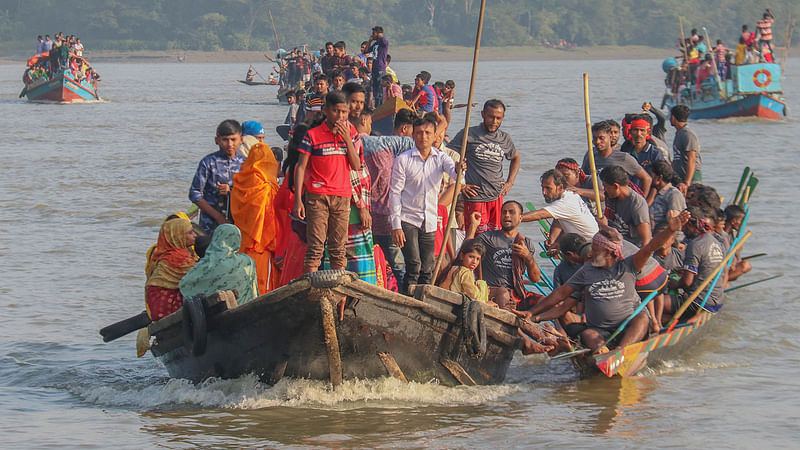 সাধারণ ও ইঞ্জিনচালিত নৌকাসহ বিভিন্ন নৌযানে করে শিশু-নারীসহ নানা শ্রেণির-মানুষ প্রতিযোগিতা দেখতে আসছেন।