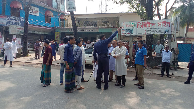 বিএনপির কর্মসূচি পণ্ড করে দেওয়ার পর নোয়াখালী প্রেসক্লাবের সামনে পুলিশের অবস্থান। আজ শনিবার বেলা সোয়া ১১টায়। ছবি: মাহবুবুর রহমান