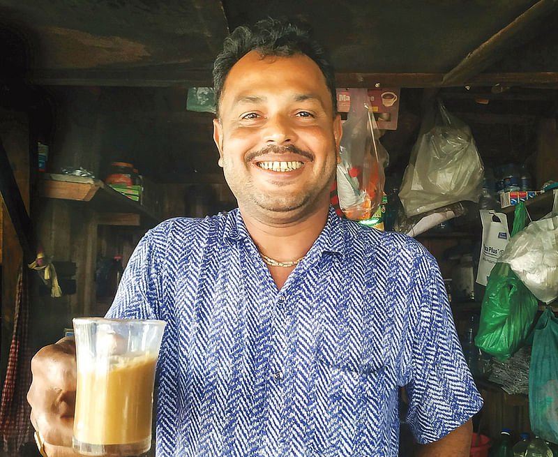 তপনদার হাতের চা খেয়েই দিন শুরু হয় খুলনা বিশ্ববিদ্যালয়ের অনেক শিক্ষার্থীর। ছবি: লেখক