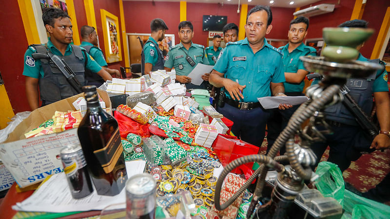 প্রভাবশালী লোকদের ছত্রচ্ছায়ায় বিভিন্ন ক্লাবে গড়ে ওঠা ক্যাসিনোগুলো আইনশৃঙ্খলা রক্ষাকারী বাহিনী অভিযান চালিয়ে উচ্ছেদ করেছে