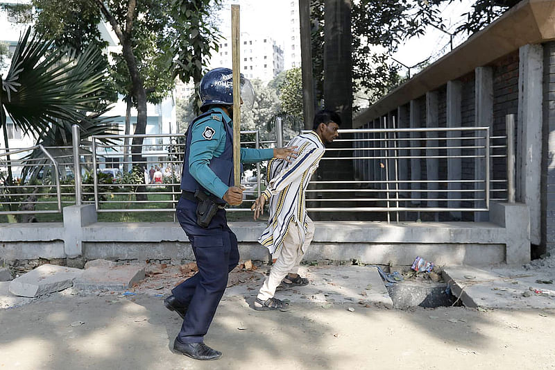 খালেদা জিয়ার মুক্তির দাবিতে জাতীয়তাবাদী মুক্তিযুদ্ধের প্রজন্ম দলের নেতৃত্বে হাইকোর্টের সামনে বিক্ষোভ মিছিল হয়। একপর্যায়ে মিছিল থেকে ইট-পাটকেল ছোড়া হলে লাঠিপেটা করে পুলিশ। ঢাকা, ২৬ নভেম্বর। ছবি: শুভ্র কান্তি দাস