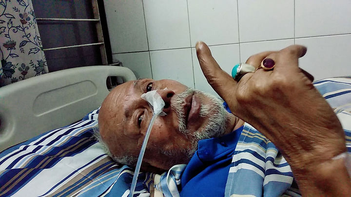 হাসপাতালের বিছানায় প্রথম আলোর সঙ্গে আলাপকালে এ টি এম শামসুজ্জামান। ছবি: মাসুম আলী