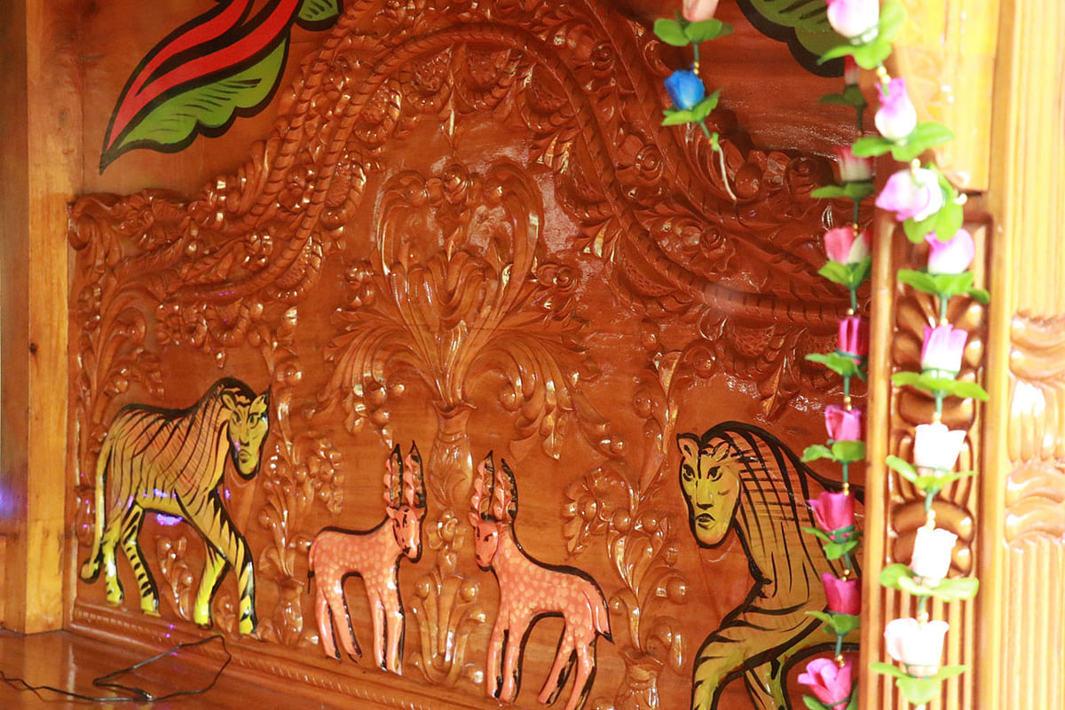 পালঙ্ক দুটির চারপাশে আছে বাংলার প্রকৃতি ও পরিবেশের নানা শৈল্পিক চিত্রকর্ম। ছবিটি গতকাল মঙ্গলবার তোলা। ছবি: কাজী আশিক রহমান