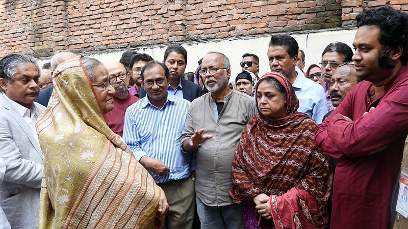 প্রধানমন্ত্রী শেখ হাসিনা ঢাকায় ধানমন্ডিতে প্রয়াত স্থপতি রবিউল হুসাইনের বাসভবনে গিয়ে শোকসন্তপ্ত পরিবারের সদস্যদের প্রতি সমবেদনা জানান। ঢাকা, ২৬ নভেম্বর। ছবি: পিআইডি