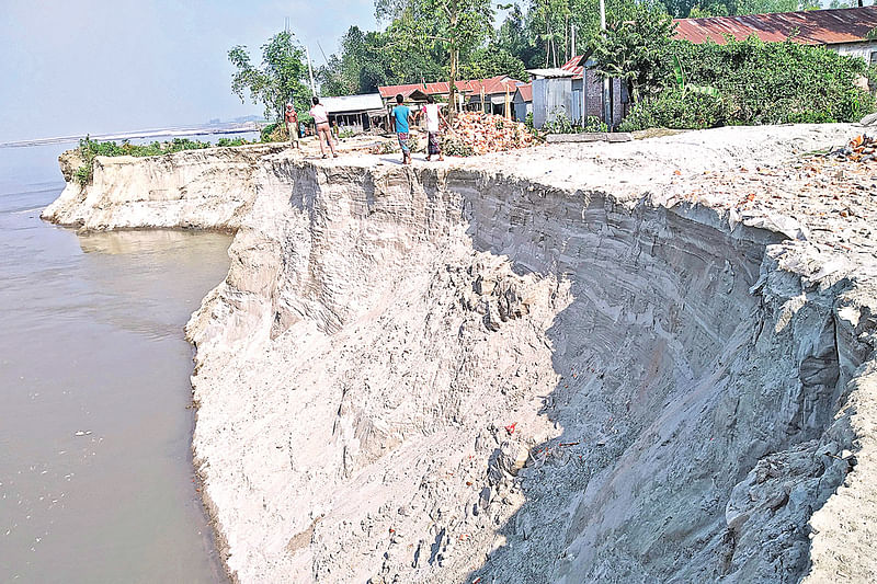 নদীভাঙনে গৃহহারা হচ্ছে মানুষ। বিলীন হচ্ছে বিস্তীর্ণ জনপদ। গত মঙ্গলবার জামালপুরের দেওয়ানগঞ্জ উপজেলার খোলাবাড়ী এলাকায়।  প্রথম আলো