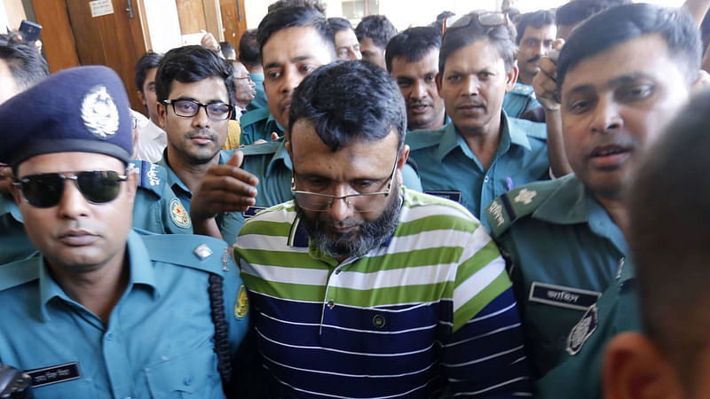রায় ঘোষণার আগে সাবেক ওসি মোয়াজ্জেমকে কারাগার থেকে আদালতে হাজির করা হয়। ঢাকা, ২৮ নভেম্বর। ছবি: হাসান রাজা