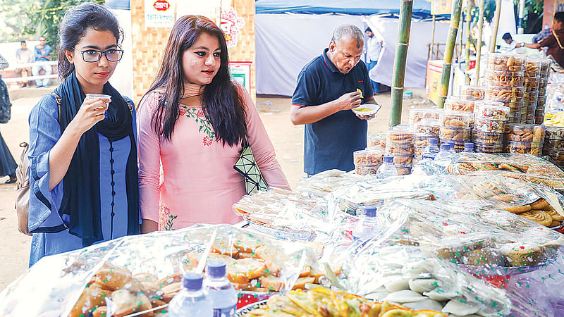 নবান্ন উৎসবে পিঠার স্টলগুলোতে ছিল নানান স্বাদের পিঠা। গতকাল রবীন্দ্রসরোবরে। ছবি: প্রথম আলো